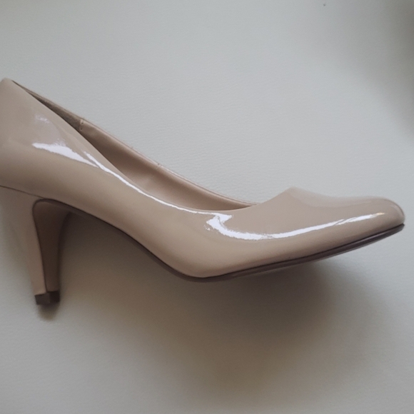 Like New Nude Heels - Picture 2 of 3
